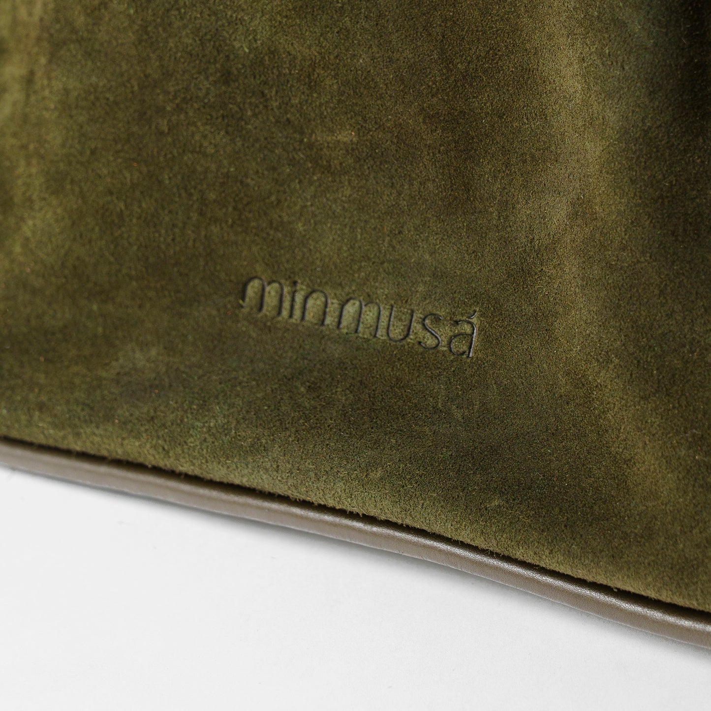 AMI SUEDE